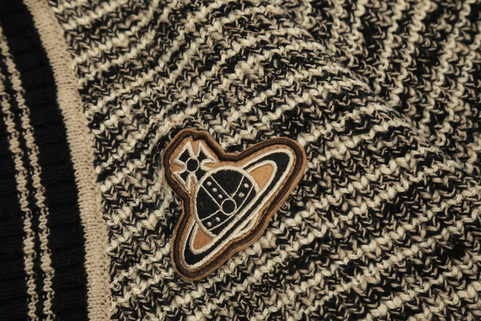 VIVI123 vivienne west wood Tokyo limited show in October 24 is coming. Really good-looking. 5 colors of different threads interlaced and woven. Embroidered logo LoGo icon. Big letter buttons. West Queen Vivienne heavy industry show limited cardigan. Knitted sweater wool. 2024 autumn latest style. Size: S -M- L. Color: brown, blue and purple.